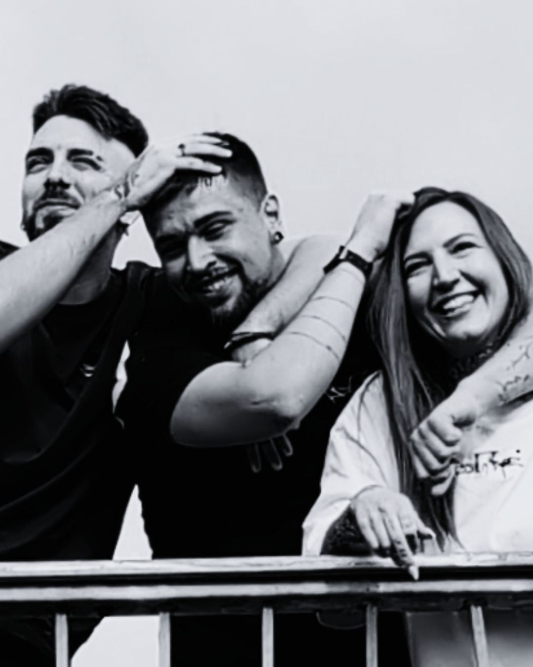 MSNTRPZ® MISANTHROPZ® Momentaufnahme dreier Freunde auf einer Brücke – ein ungefiltertes Noir-Community-Porträt, das Zusammenhalt, Humor und die authentische Energie der Premium German Streetwear Family zeigt.