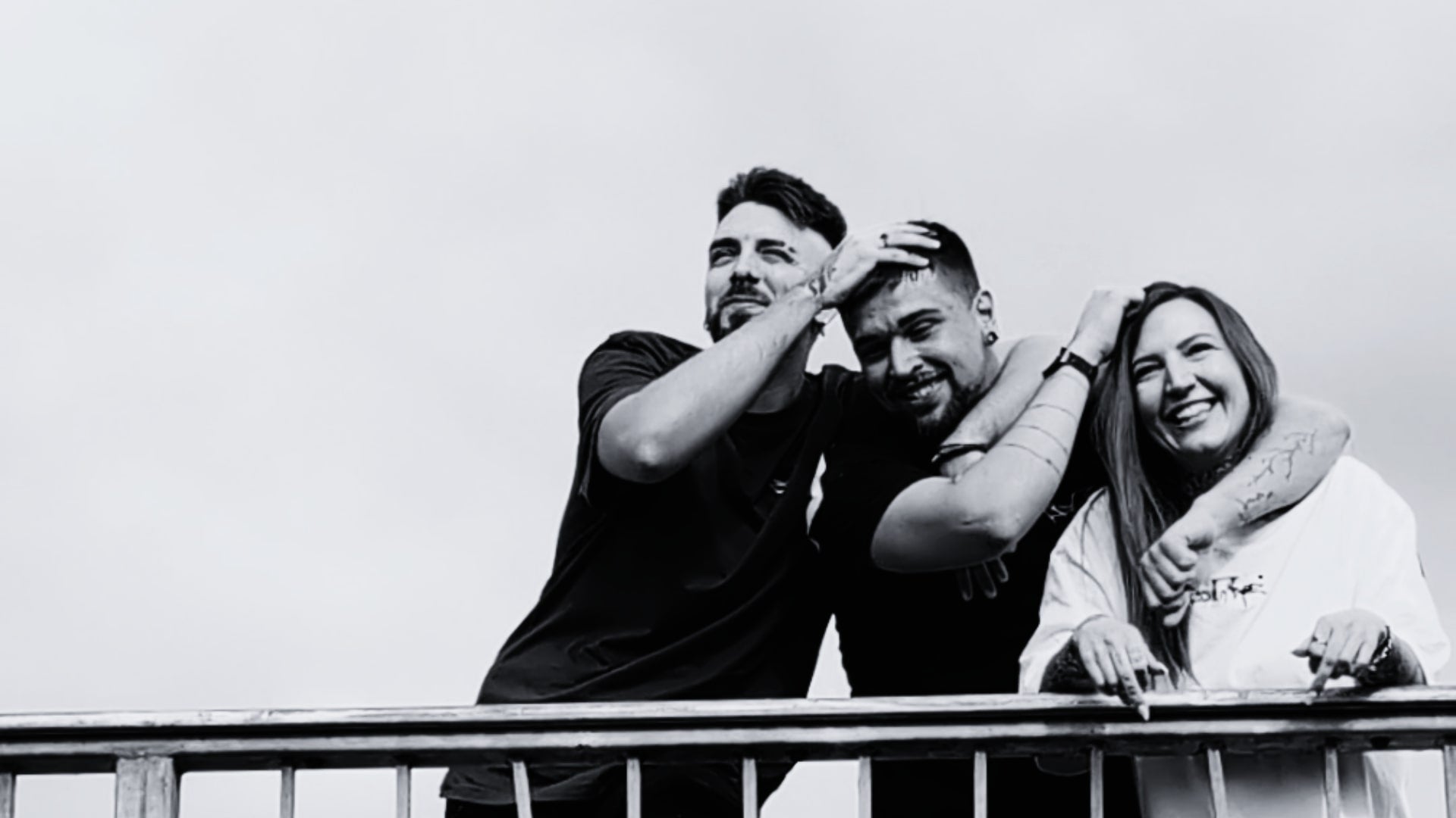 MSNTRPZ® MISANTHROPZ® Momentaufnahme dreier Freunde auf einer Brücke – ein ungefiltertes Noir-Community-Porträt, das Zusammenhalt, Humor und die authentische Energie der Premium German Streetwear Family zeigt.