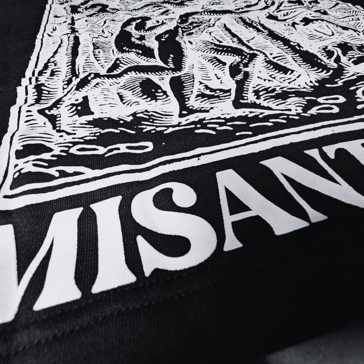 Nahaufnahme des MSNTRPZ® MISANTHROPZ® Artprints auf dem Premium-Shirt im Noir-Stil; detaillierte Linienstruktur und kontraststarker Weißdruck | Premium German Streetwear