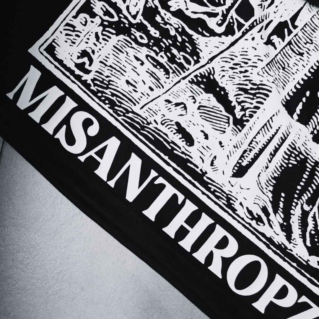 Nahaufnahme des MSNTRPZ® MISANTHROPZ® Artprints mit markantem Weißdruck und detaillierter Illustration im Noir-Stil; Teil des MISANTHROPZ® Shirts | Premium German Streetwear