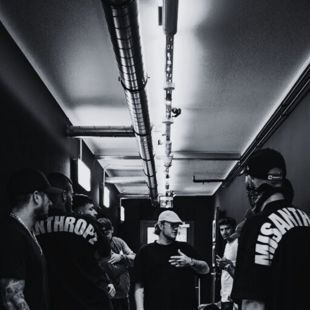 MSNTRPZ® MISANTHROPZ® Noir-Gruppenaufnahme in einem Flur mit mehreren Personen in MISANTHROPZ® Backprint Streetwear-Shirts | Premium German 