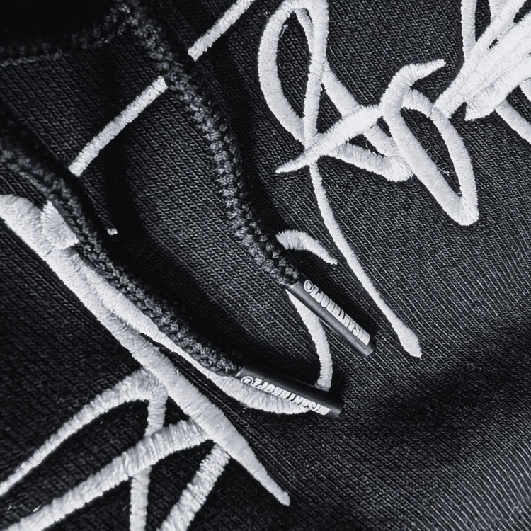 Detailaufnahme des MSNTRPZ® MISANTHROPZ® Hoodies mit gesticktem Signature-Schriftzug und markenprägten Kordelenden; hochwertige Textur im Noir-Stil | Premium German Streetwear