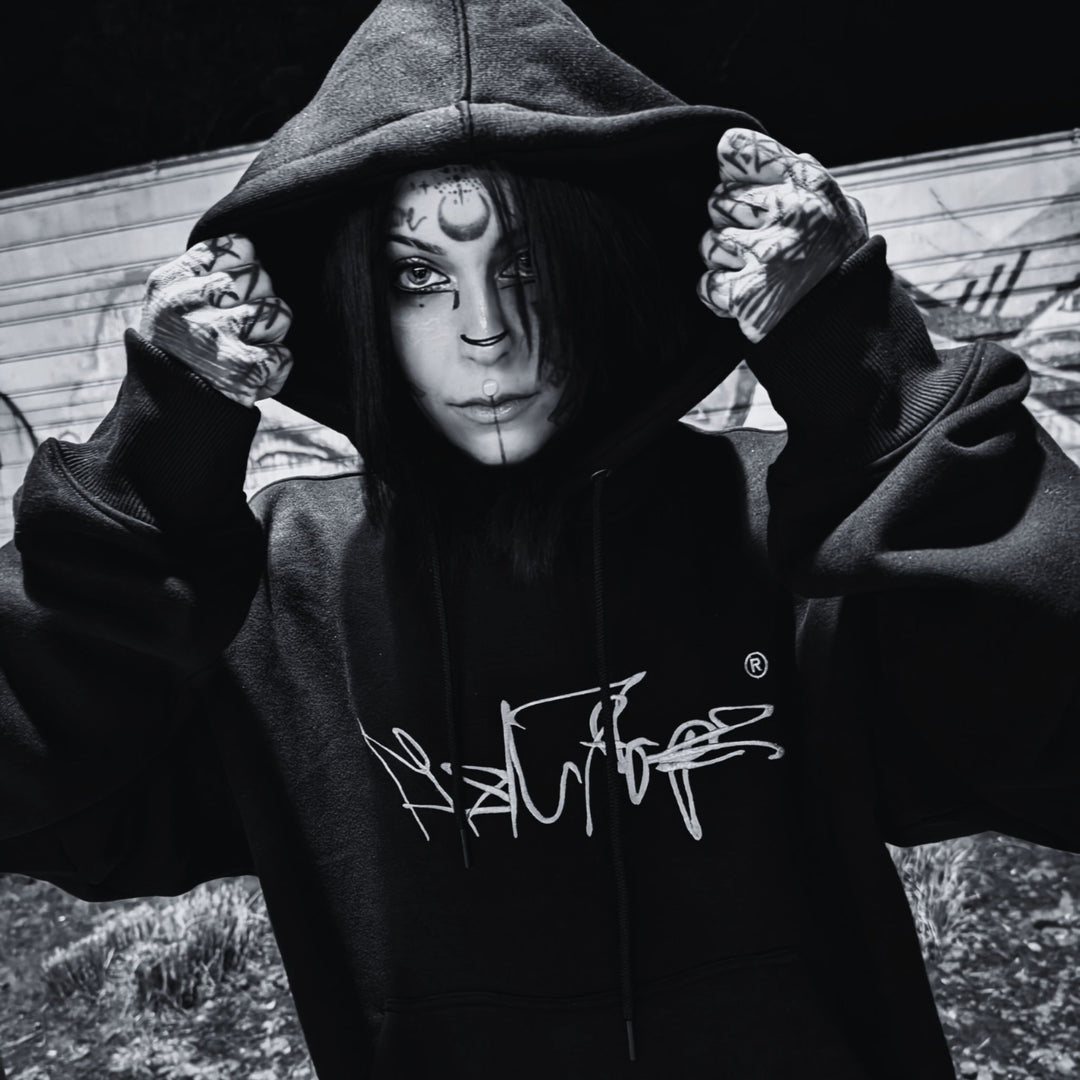 MSNTRPZ® MISANTHROPZ® Noir-Portrait eines Models im schwarzen Oversize-Hoodie mit hochgezogener Kapuze und markantem Streetwear-Look | Premium German Streetwear