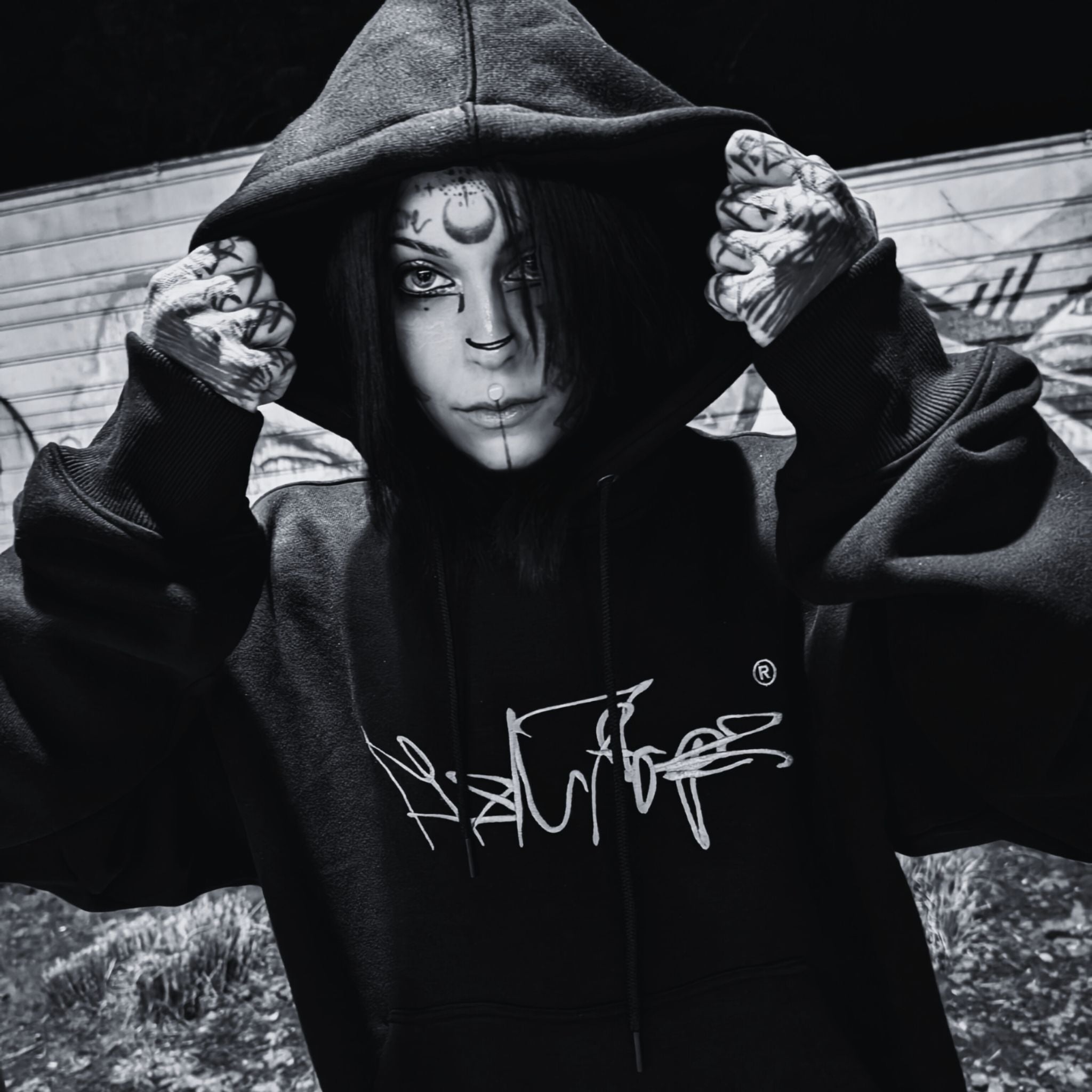MSNTRPZ® MISANTHROPZ® Noir-Portrait eines Models im schwarzen Oversize-Hoodie mit hochgezogener Kapuze und markantem Streetwear-Look | Premium German Streetwear