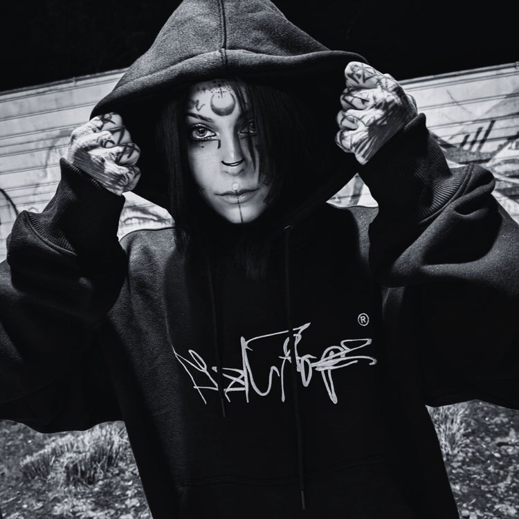 MSNTRPZ® MISANTHROPZ® Noir-Portrait eines Models im schwarzen Oversize-Hoodie mit hochgezogener Kapuze und markantem Streetwear-Look | Premium German Streetwear