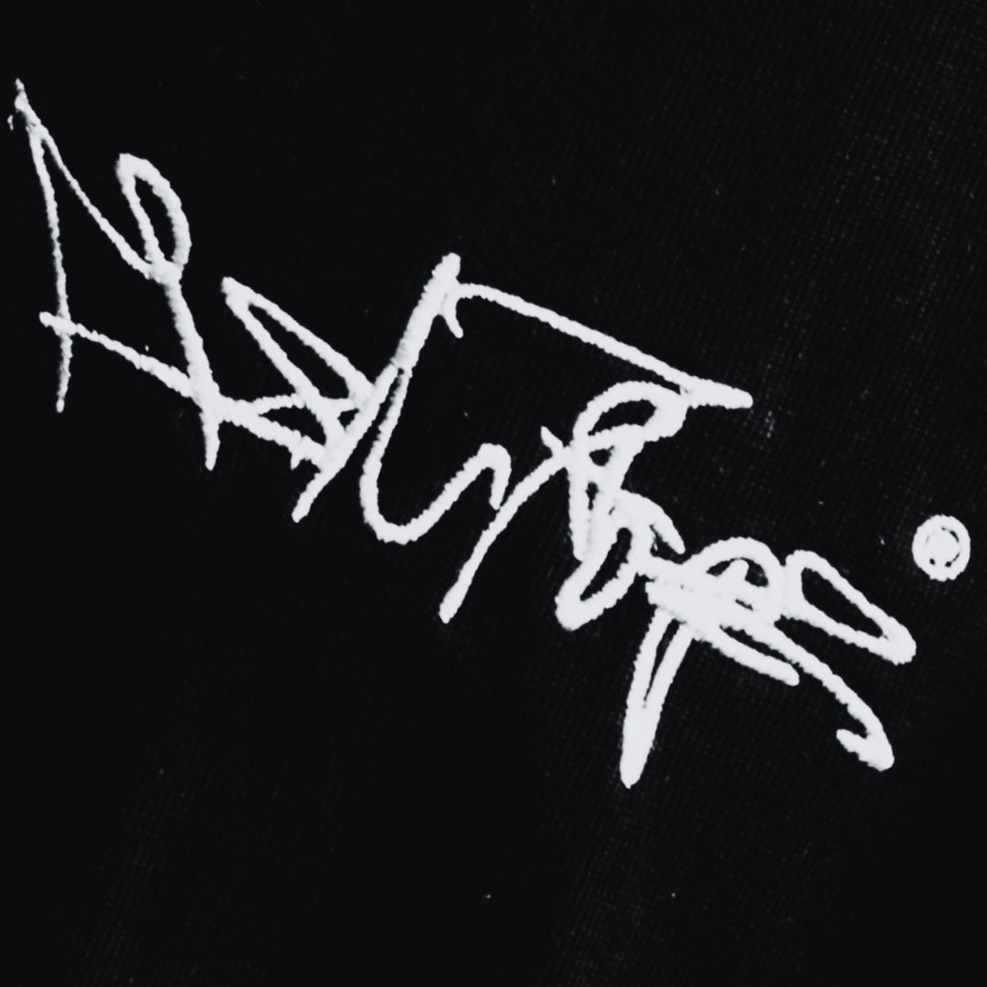 Nahaufnahme des MSNTRPZ® MISANTHROPZ® Artprints auf dem WideBack-Shirt im Noir-Stil; detaillierte Linienstruktur und kontraststarker Weißdruck | Premium German Streetwear