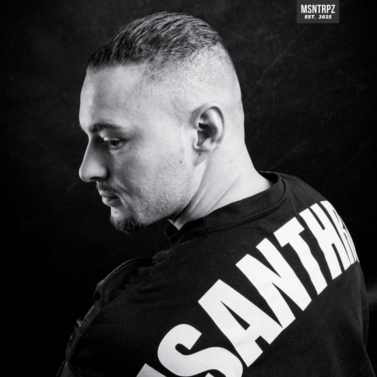 MSNTRPZ® MISANTHROPZ® Noir-Portrait eines männlichen Models im schwarzen Premium Shirt mit markantem MISANTHROPZ® Backprint | Premium German Streetwear