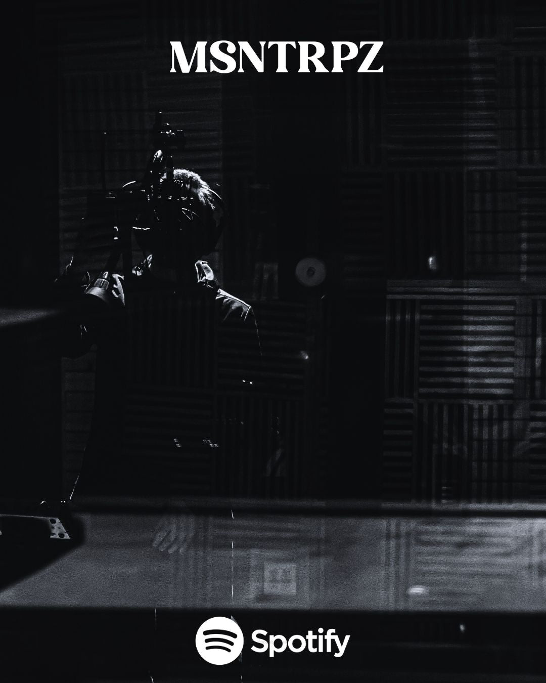 MSNTRPZ® MISANTHROPZ® Noir-Aufnahme eines Studios mit einer Person am Mikrofon; dunkle Recording-Atmosphäre und Spotify-Markierung | Premium German Streetwear-mobil