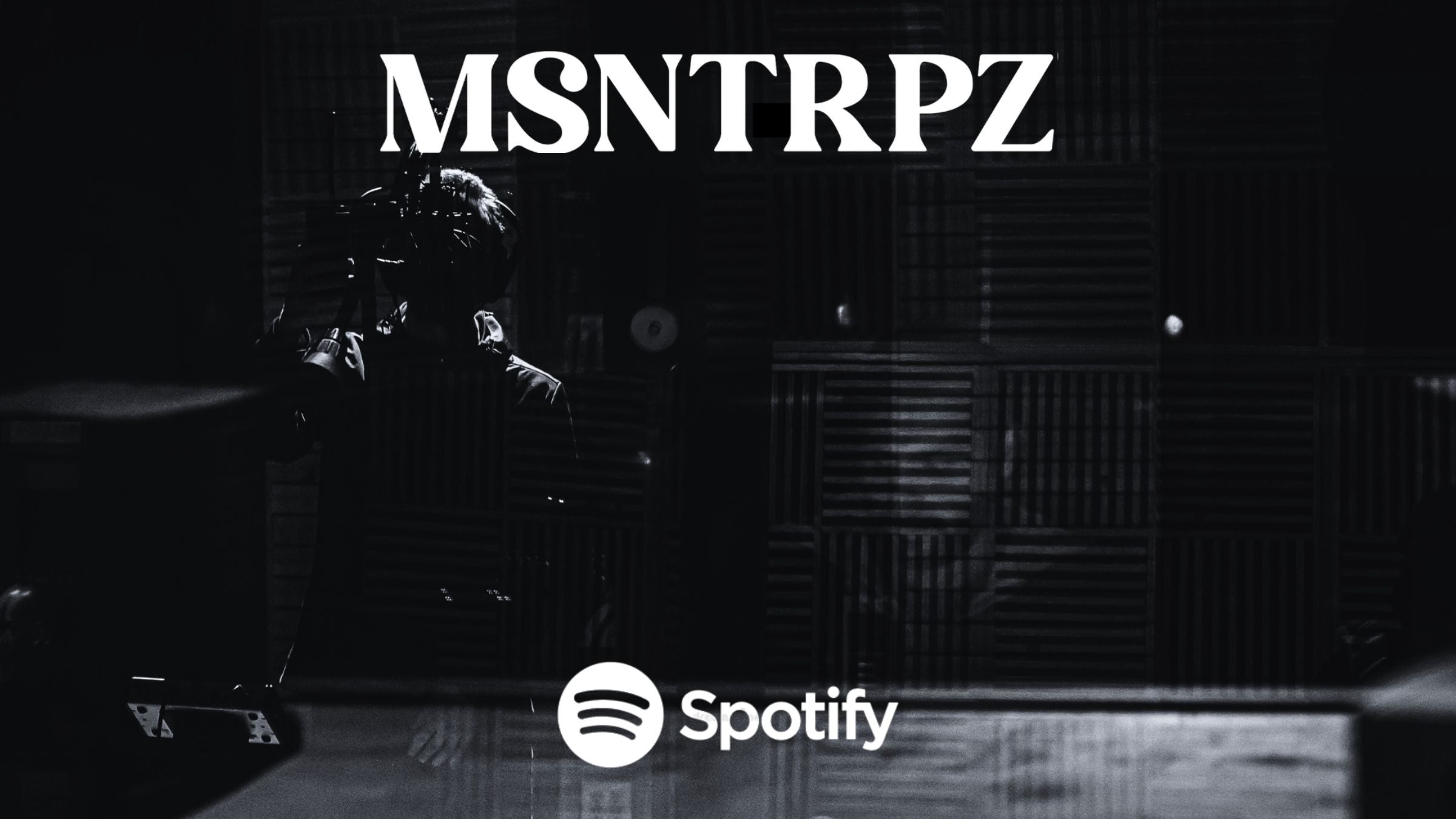MSNTRPZ® MISANTHROPZ® Noir-Aufnahme eines Studios mit einer Person am Mikrofon; dunkle Recording-Atmosphäre und Spotify-Markierung | Premium German Streetwear
