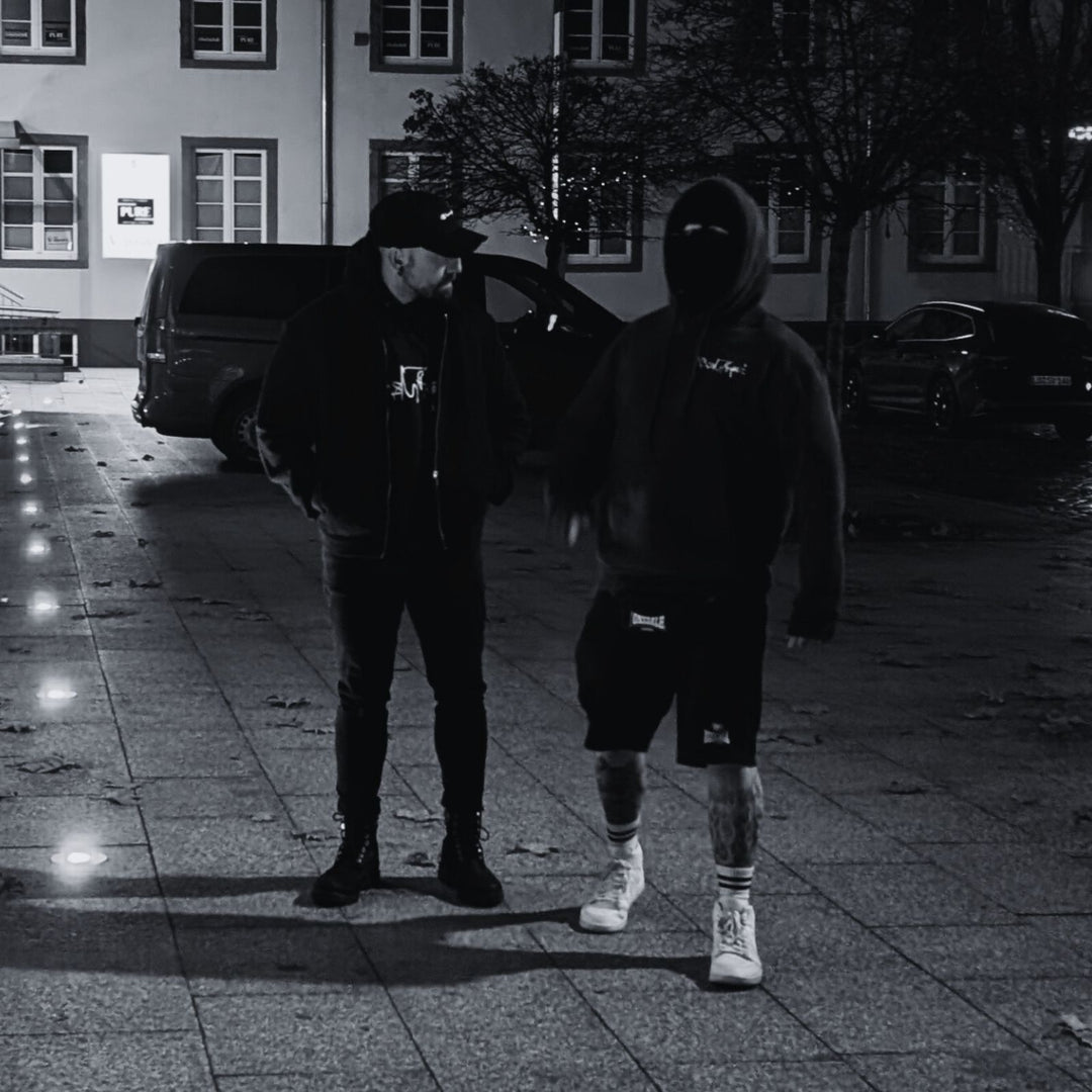 MSNTRPZ® MISANTHROPZ® Noir-Streetwear-Szene zweier Models bei Nacht in Oversize Hoodies und Caps | Premium German Streetwear