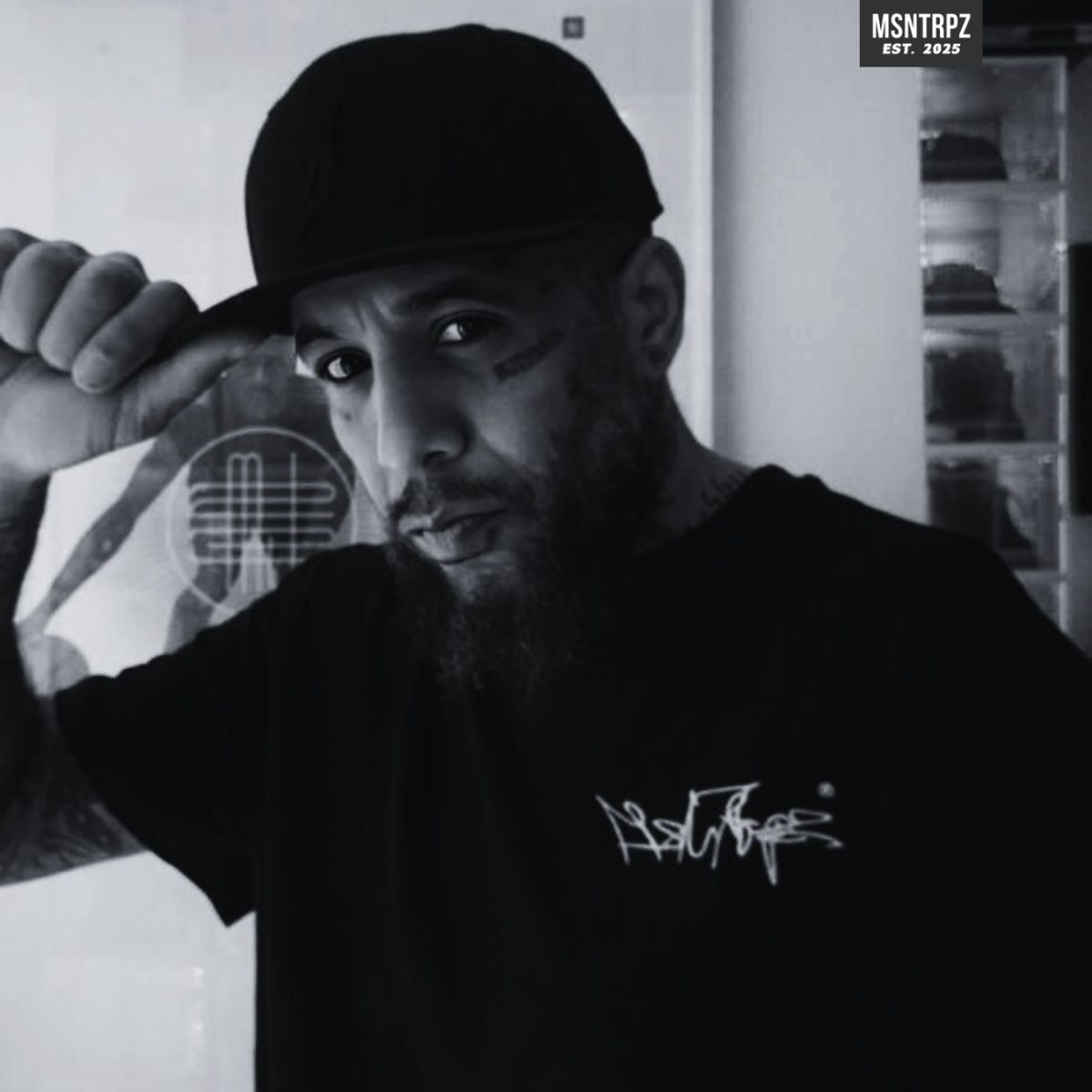 Person trägt ein schwarzes Premium-Shirt mit MISANTHROPZ® Bruststick in Noir-Ästhetik; Premium Streetwear von MSNTRPZ®